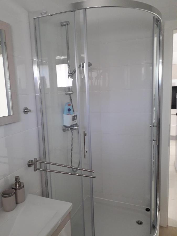 Apartment White Vantacici Luaran gambar