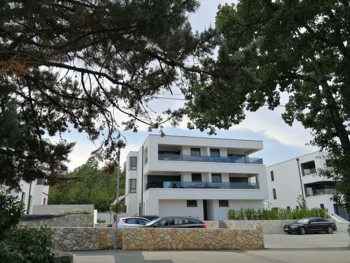 Apartment White Vantacici Luaran gambar
